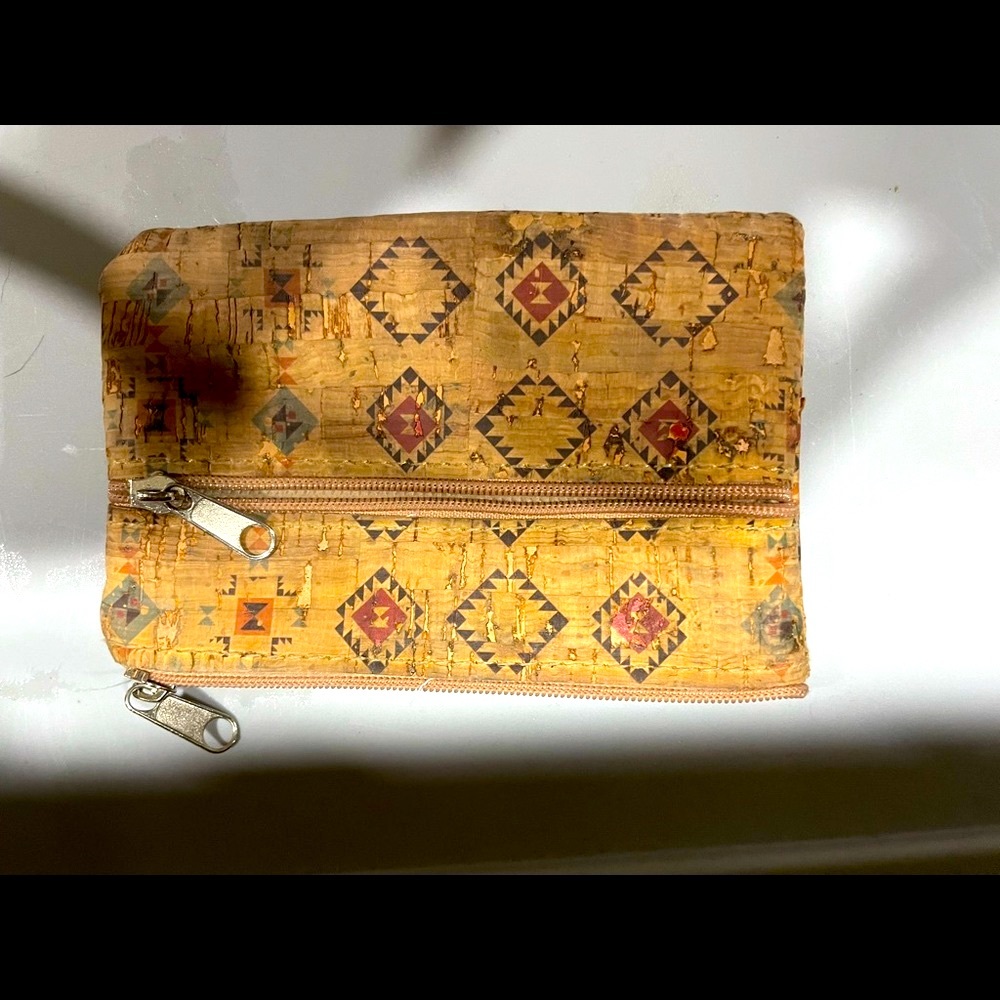 Durable wallet holds tons of cards and cash